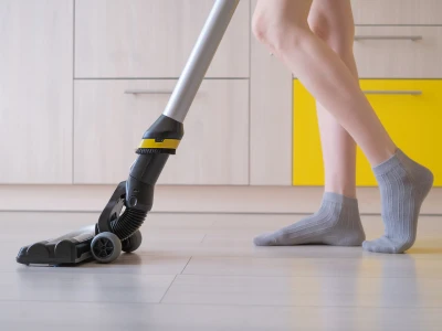 aspirador vertical con accesorios